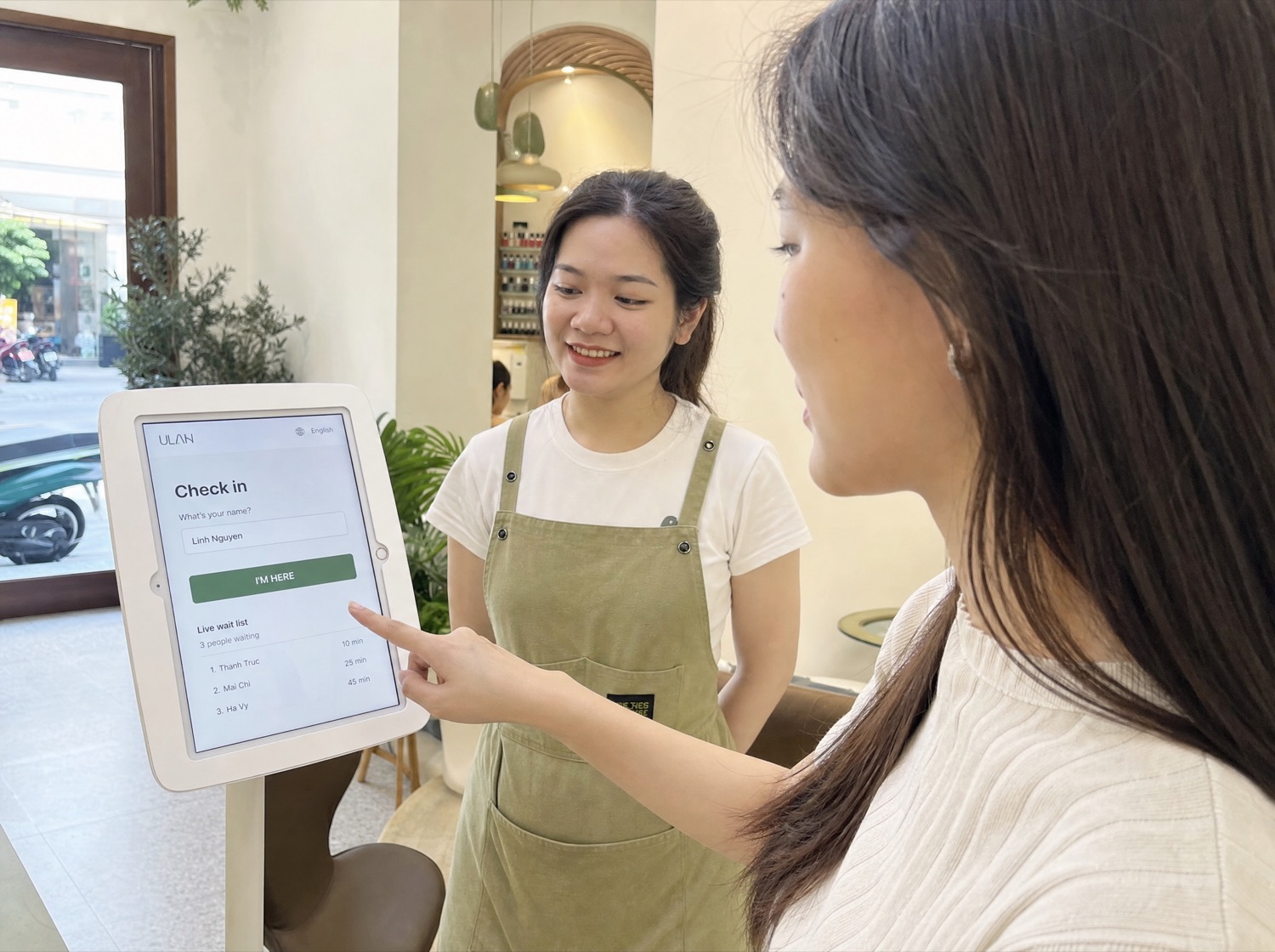 Beach nail salon in Da Nang using ULAN self check-in